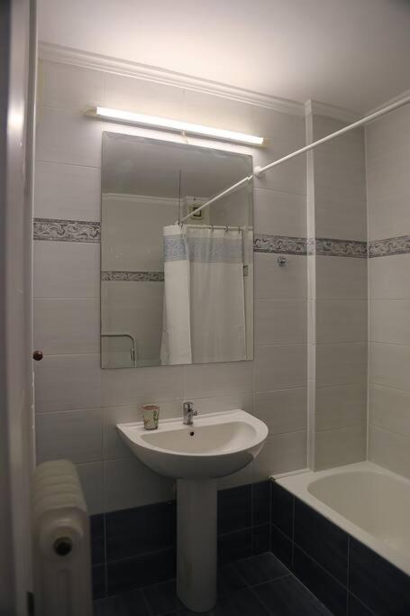 Charming Apartment Near Center Афины Экстерьер фото